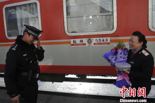 k1702次列车途经？吐鲁番到遵义多久